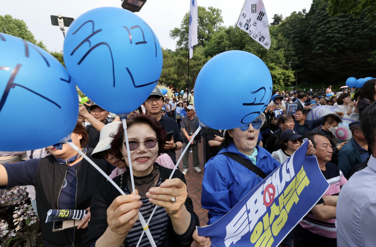 ▲이재명 더불어민주당 대선 후보 지지자들이 28일 오후 서울 광진구 어린이대공원 앞에서 열린 유세 도중 환호하고 있다.