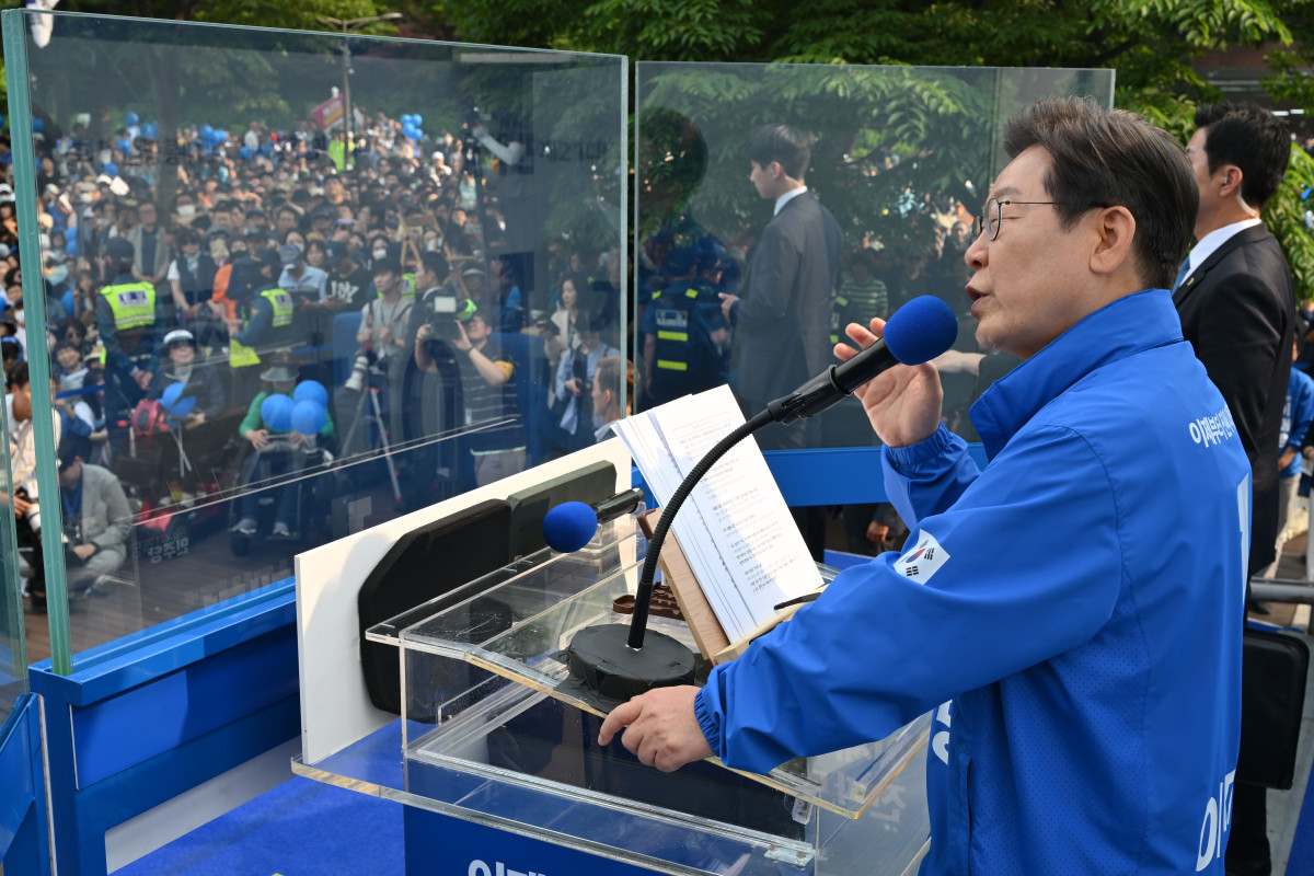 ▲이재명 더불어민주당 대선후보가 28일 서울 광진구 능동로 어린이대공원 정문 앞에서 지지자들에게 유세를 하고 있다. 신태현 기자 holjjak@