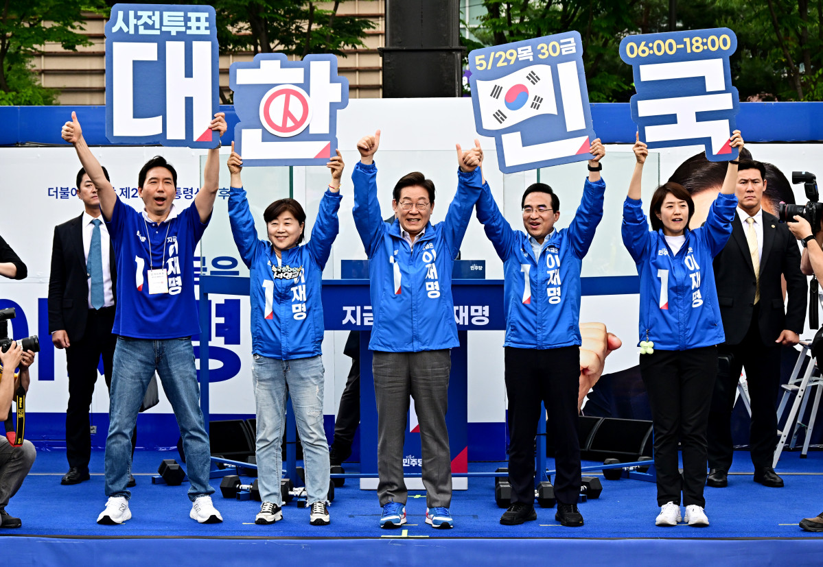 ▲이재명 더불어민주당 대선후보가 28일 서울 광진구 능동로 어린이대공원 정문 앞에서 지지자들에게 사전투표를 독려하고 있다. 신태현 기자 holjjak@