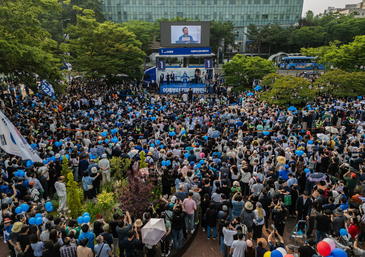 ▲이재명 더불어민주당 후보의 유세가 열리는 28일 오후 서울 광진구 서울어린이대공원 유세장에 지지자들이 운집해 있다.