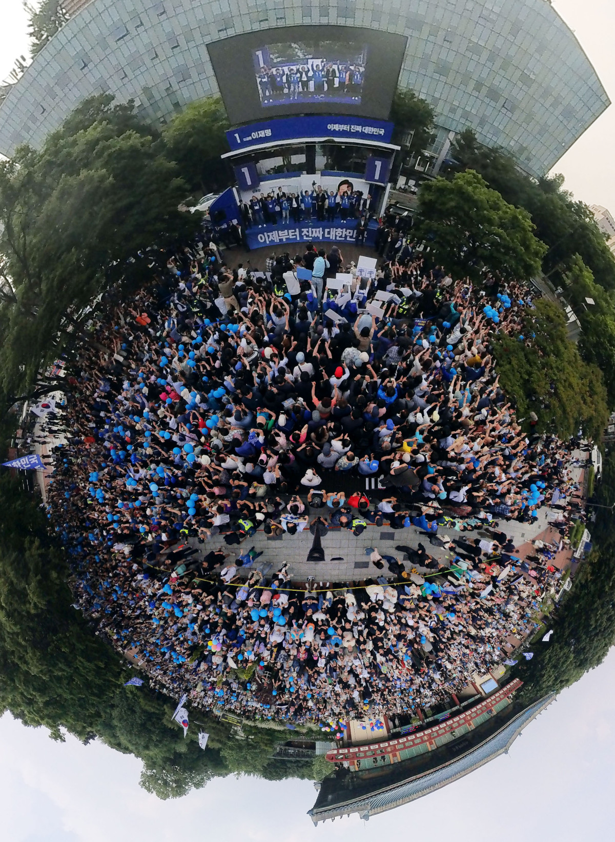 ▲이재명 더불어민주당 대선후보가 28일 서울 광진구 능동로 어린이대공원 정문 앞에서 유세를 하는 가운데 지지자들이 운집해 있다. 신태현 기자 holjjak@