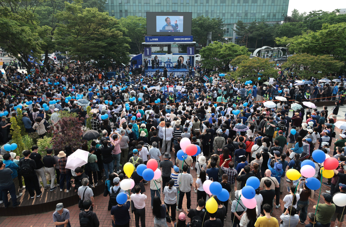 ▲이재명 더불어민주당 대선후보가 28일 오후 서울 광진구 어린이대공원 정문 앞에서 열린 광진구•중랑구 집중유세에서 연설하고 있다.