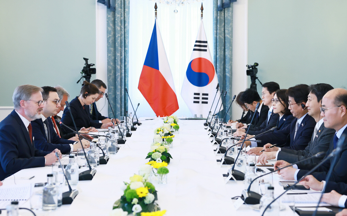 ▲체코 정부가 법정 다툼 중인 한국수력원자력의 신규 원자력발전소 건설사업 최종 계약이 오는 10월 체코 총선 이후로 미뤄질 수 있다고 27일(현지시간) 밝혔다. 앞서 체코 법원은 한수원의 원전 신규 건설을 위한 최종 계약서 서명을 하루 앞둔 6일 계약 서명에 제동을 걸었다. 안덕근 산업통상자원부 장관을 비롯한 정부 특사단이 7일 체코 프라하의 체코 총리실에서 페트르 피알라 체코 총리를 비롯한 관계자들을 만나 간담회를 열고 있다. 연합뉴스