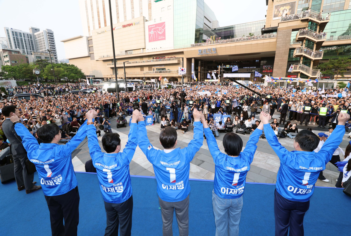 ▲이재명 더불어민주당 대선후보가 28일 서울 성동구 왕십리역 광장에서 유권자들에게 지지를 호소하고 있다. 신태현 기자 holjjak@