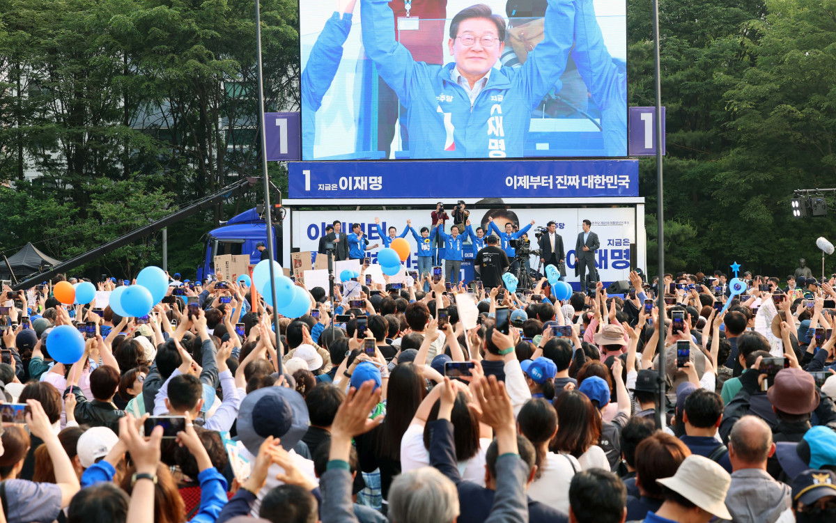 ▲이재명 더불어민주당 대선후보가 28일 서울 성동구 왕십리역 광장에서 유권자들에게 지지를 호소하고 있다. 신태현 기자 holjjak@