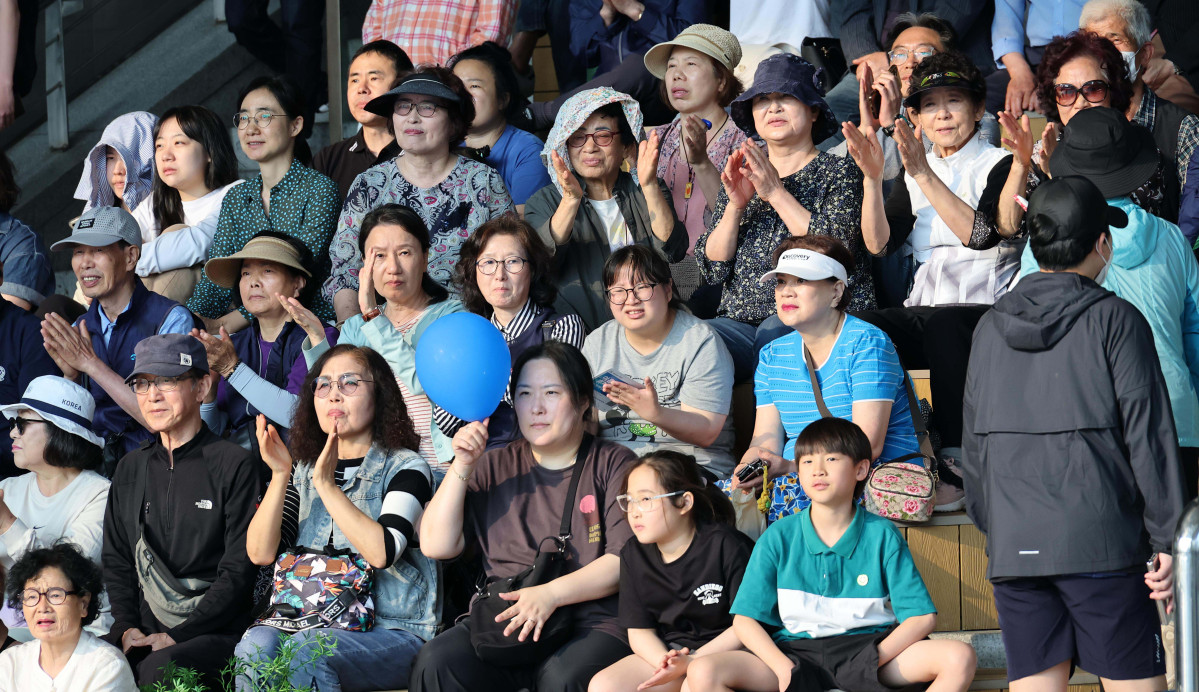 ▲이재명 더불어민주당 대선후보가 28일 서울 성동구 왕십리역 광장에서 유세에 나선 가운데 유권자들이 이 후보의 발언을 듣고 있다. 신태현 기자 holjjak@