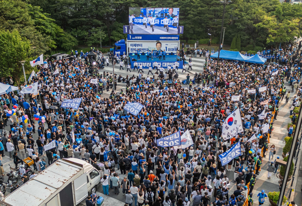 ▲이재명 더불어민주당 대선후보가 28일 서울 성동구 왕십리역 광장에서 유권자들에게 지지를 호소하고 있다. 신태현 기자 holjjak@