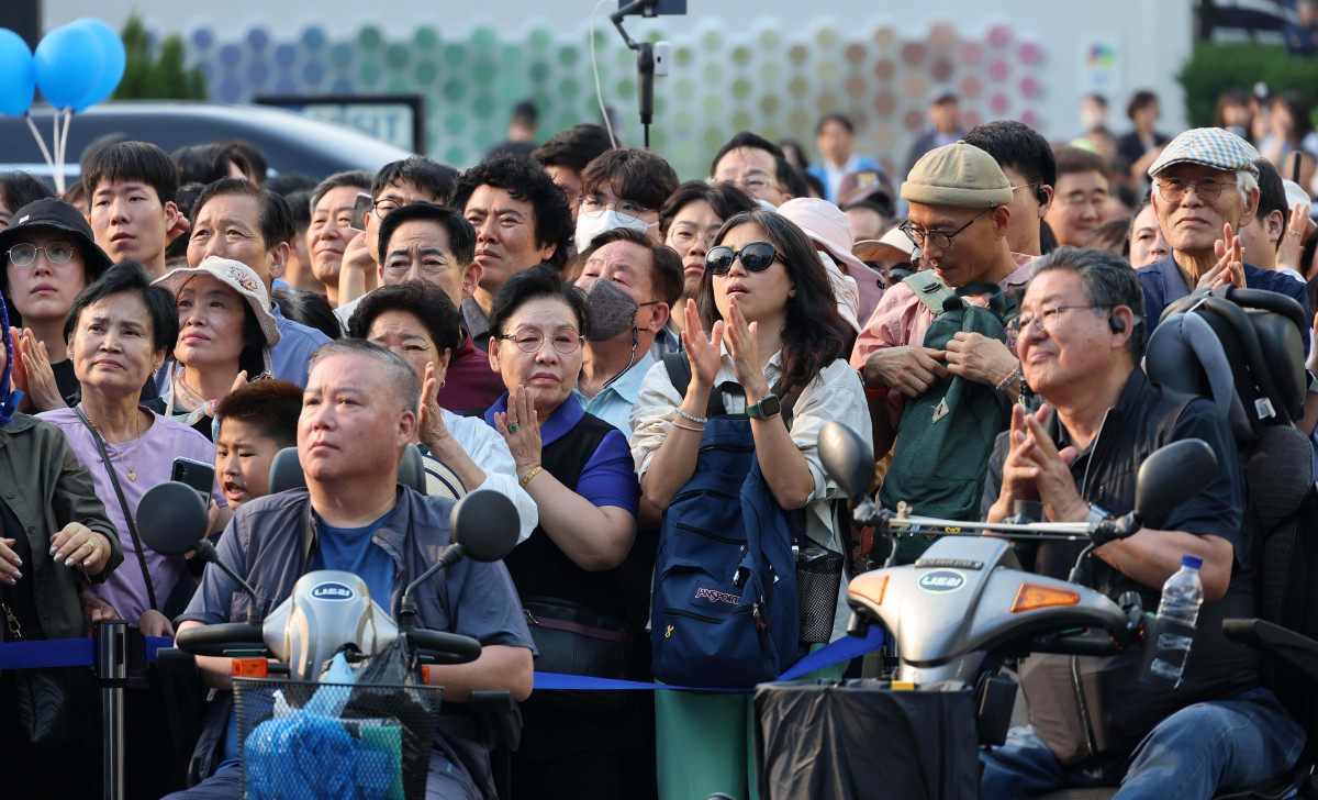 ▲이재명 더불어민주당 대선후보가 28일 서울 성동구 왕십리역 광장에서 유세에 나선 가운데 유권자들이 이 후보의 발언을 듣고 있다. 신태현 기자 holjjak@