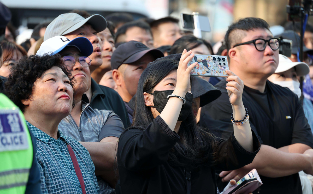 ▲이재명 더불어민주당 대선후보가 28일 서울 성동구 왕십리역 광장에서 유세에 나선 가운데 유권자들이 이 후보의 발언을 듣고 있다. 신태현 기자 holjjak@