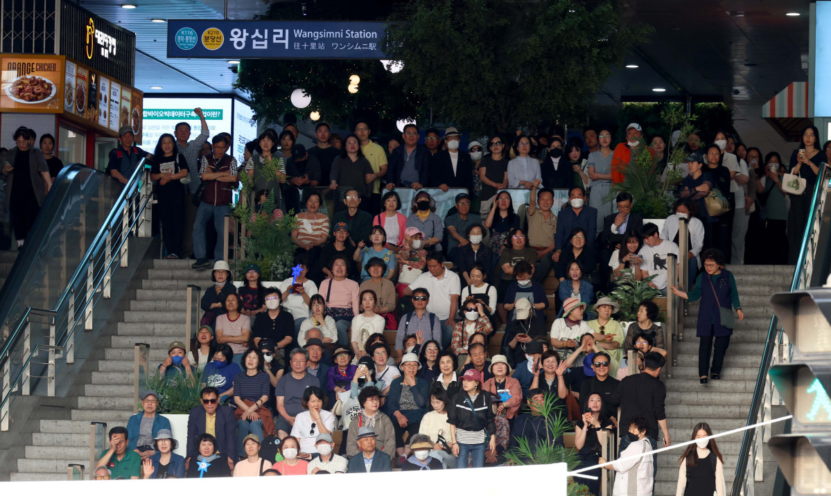 ▲이재명 더불어민주당 대선후보가 28일 서울 성동구 왕십리역 광장에서 유세에 나선 가운데 역사 안에서 시민들이 이 후보의 발언을 듣고 있다. 신태현 기자 holjjak@