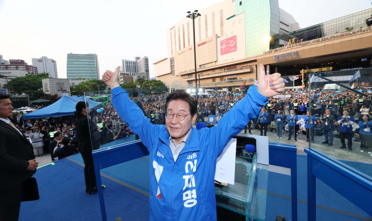 ▲이재명 더불어민주당 대선후보가 28일 서울 성동구 왕십리역 광장에서 유권자들에게 지지를 호소하고 있다. 신태현 기자 holjjak@