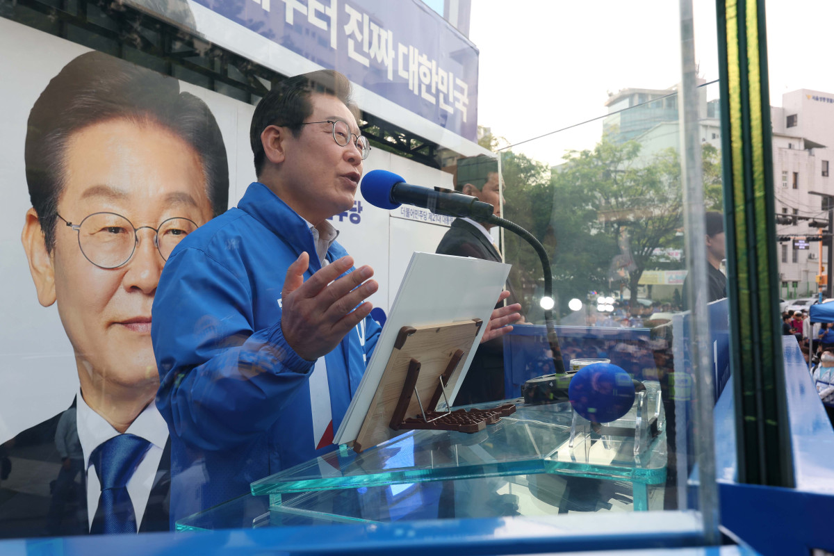 ▲이재명 더불어민주당 대선후보가 28일 서울 성동구 왕십리역 광장에서 유권자들에게 지지를 호소하고 있다. 신태현 기자 holjjak@