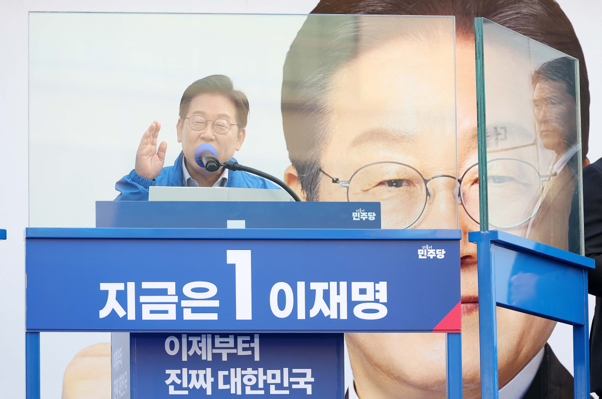 ▲이재명 더불어민주당 대선후보가 28일 서울 성동구 왕십리역 광장에서 유권자들에게 지지를 호소하고 있다. 신태현 기자 holjjak@