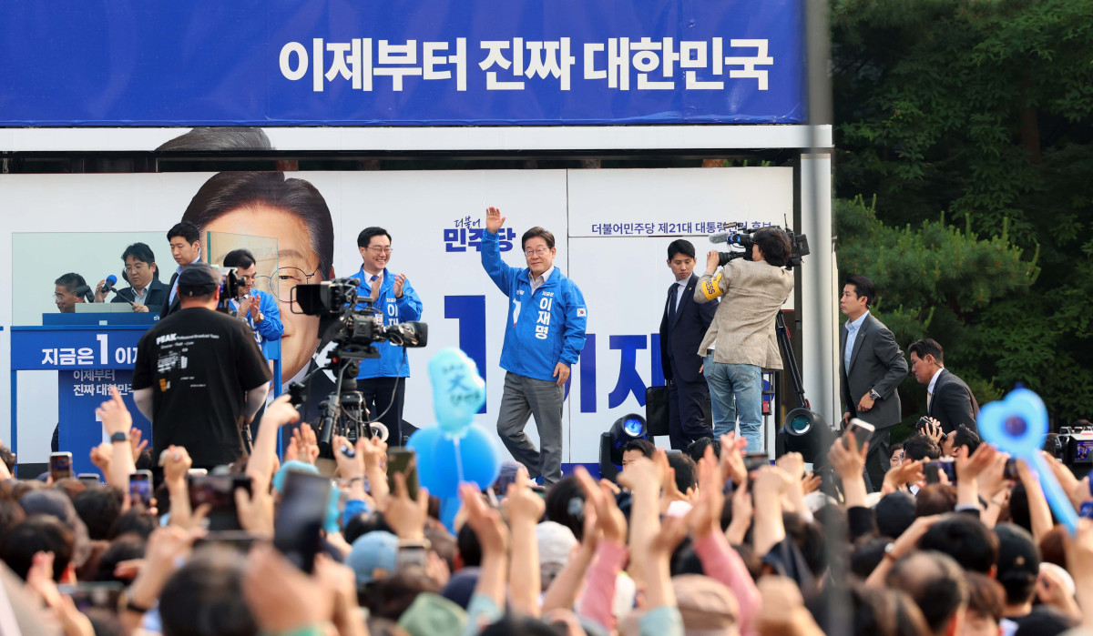 ▲이재명 더불어민주당 대선후보가 28일 서울 성동구 왕십리역 광장에서 유권자들에게 인사하고 있다. 신태현 기자 holjjak@