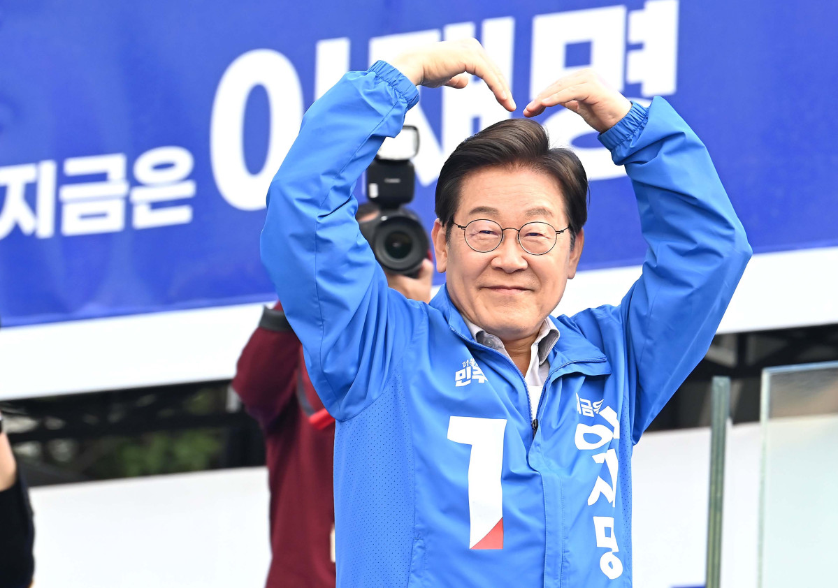 ▲이재명 더불어민주당 대선후보가 28일 서울 성동구 왕십리역 광장에서 유권자들에게 지지를 호소하고 있다. 신태현 기자 holjjak@