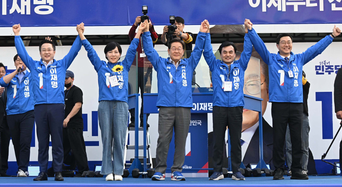 ▲이재명 더불어민주당 대선후보가 28일 서울 성동구 왕십리역 광장에서 유권자들에게 지지를 호소하고 있다. 신태현 기자 holjjak@