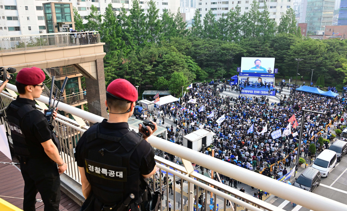 ▲28일 서울 성동구 왕십리역광장에서 열린 이재명 더불어민주당 대선 후보의 선거유세에서 경찰특공대가 선거유세장 주변 건물 옥상에서 경계근무를 하고 있다. 신태현 기자 holjjak@