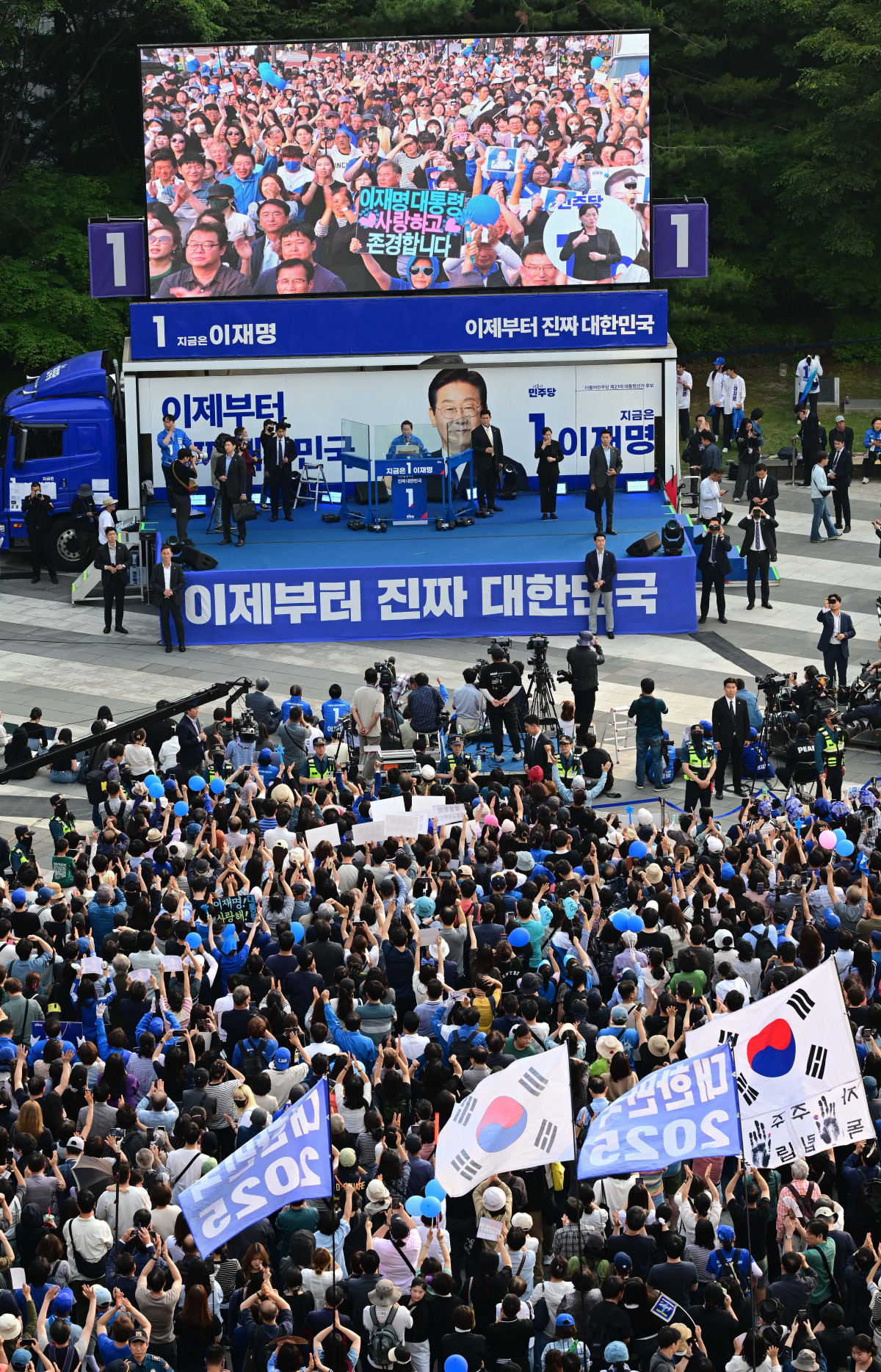 ▲이재명 더불어민주당 대선후보가 28일 서울 성동구 왕십리역 광장에서 유권자들에게 지지를 호소하고 있다. 신태현 기자 holjjak@