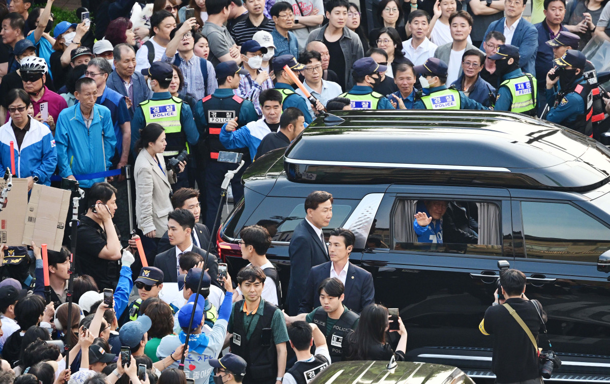 ▲이재명 더불어민주당 대선 후보가 28일 서울 성동구 왕십리역광장에서 열린 유세를 마친 뒤 떠나며 시민들에게 인사를 하고 있다. 신태현 기자 holjjak@
