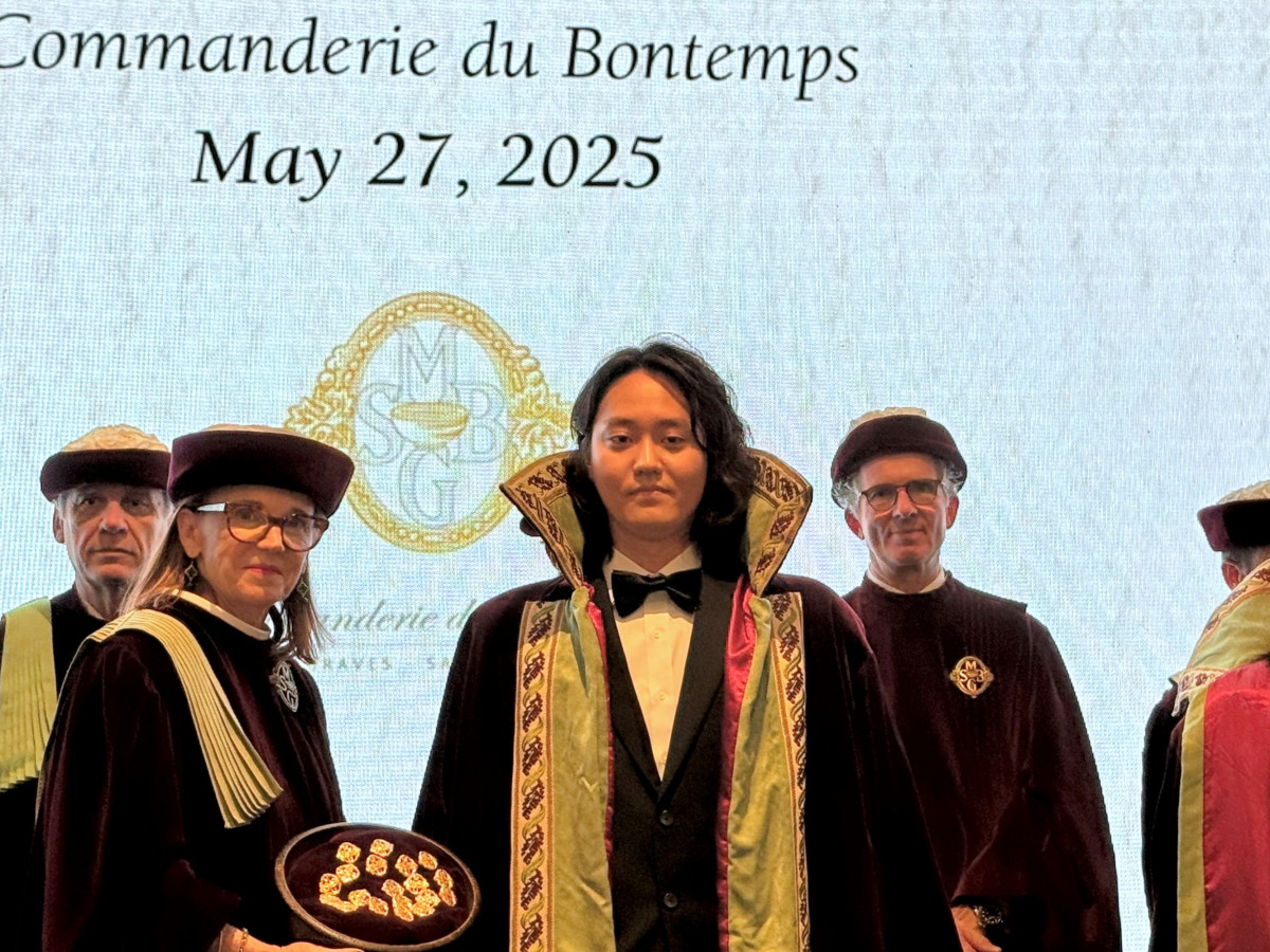 ▲싱가포르에서 열린 국제와인 박람회 '빈엑스포 아시아'에서 '꼬망드리' 기사 작위를 받은 장세욱 롯데마트·슈퍼 주류팀 MD. (사진제공=롯데마트·슈퍼)