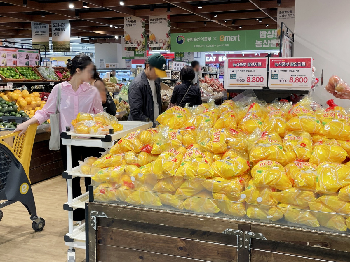 ▲이마트 용산점 참외 매장. (사진제공=이마트)