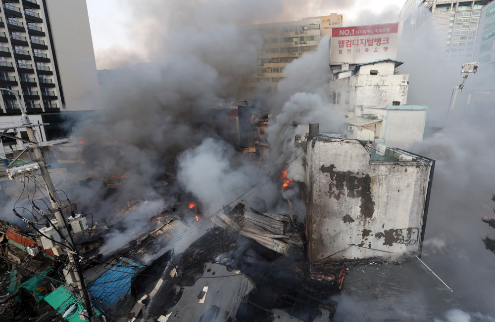 ▲28일 서울 을지로3가역 인근 노후 상가 건물에서 화재가 발생해 소방대원들이 진화작업을 하고 있다. (연합뉴스)