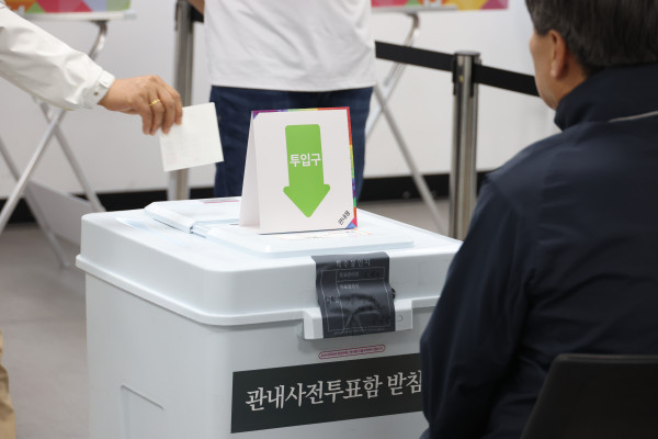 ▲제21대 대통령 선거 사전투표 첫날인 29일 대구 수성구 범어2동 행정복지센터에 마련된 사전투표소를 찾은 시민들이 투표에 참여하고 있다. 2025.5.29    (연합뉴스 )