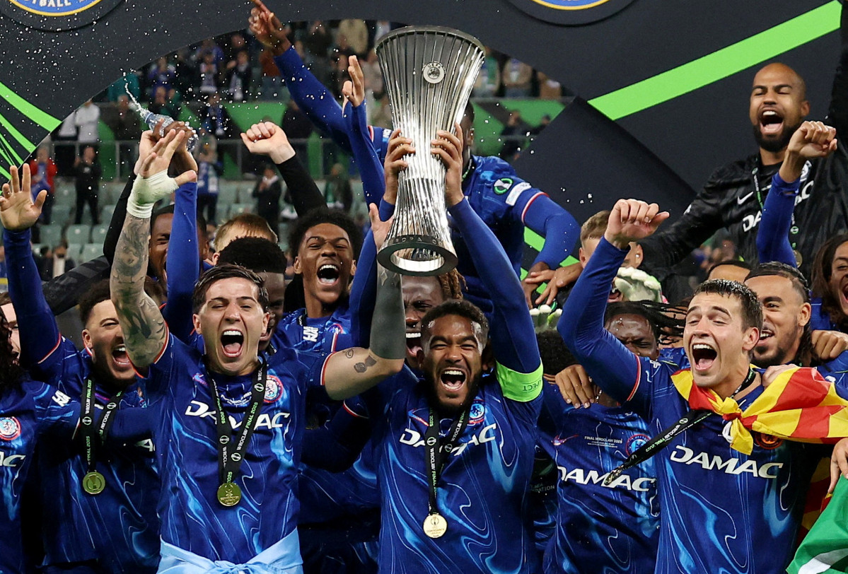 ▲2024-2025시즌 유럽축구연맹(UEFA) 콘퍼런스리그(UECL) 우승을 차지한 첼시 소속 선수들이 우승컵을 들며 환호하고 있다. (로이터/연합뉴스)