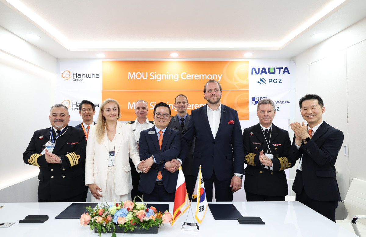 ▲28일 마덱스 전시회 부스에서 어성철 한화오션 특수선사업부장 사장(왼쪽에서 세번째)과 마르친 링벨스키 PGZ SW 사장(왼쪽에서 네번째), 모니카 코자키에비치 나우타 조선소 사장(왼쪽에서 두번째) 등 3사 관계자들이 참석한 가운데 함정 건조 협력을 위한 양해각서를 체결했다. (한화오션)
