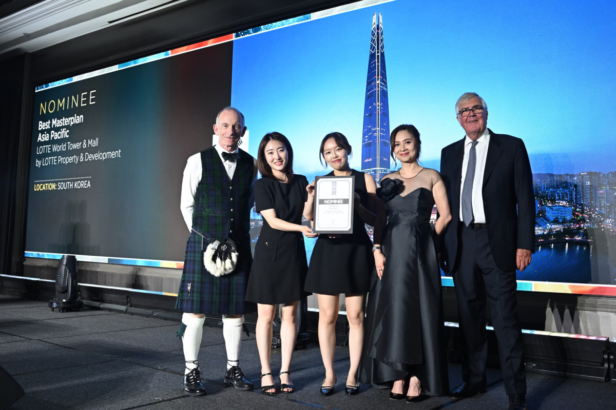 ▲롯데월드타워몰이 2025 인터내셔널 프로퍼티 어워즈에서 최고상(5 Stars 등급) 2개를 수상하고 수상자들이 기념사진을 찍고 있다. (사진제공=롯데물산)