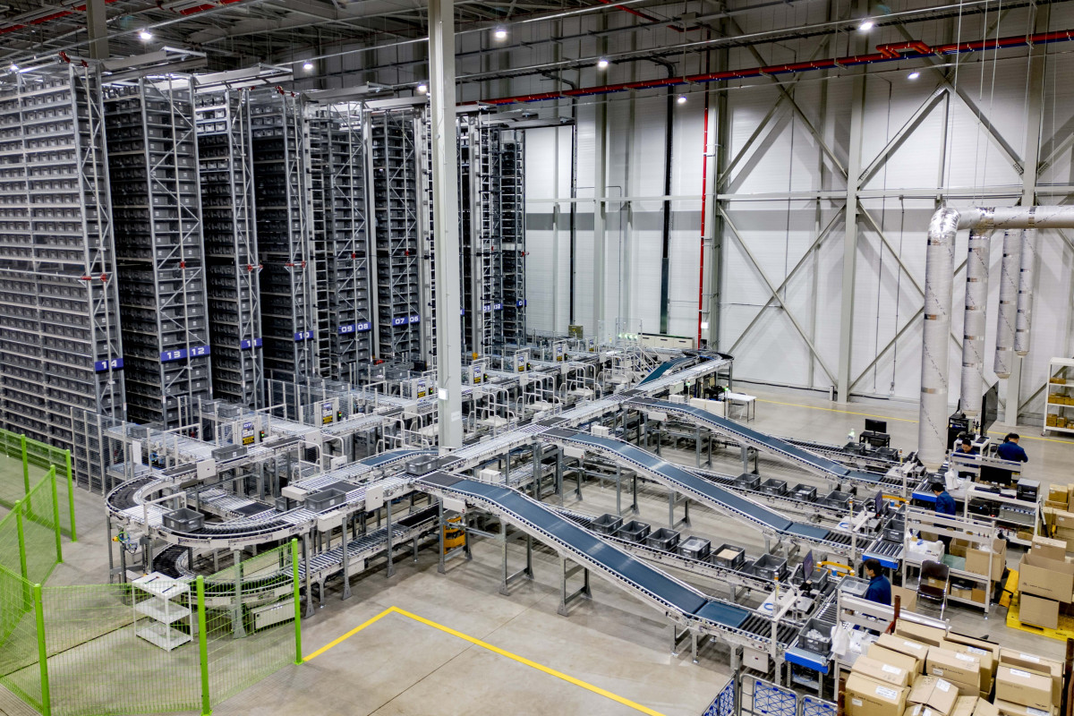 ▲영남 물류센터 내 자동화 창고 시스템. 부품의 입고와 저장, 출고를 자동화 시스템으로 관리한다. 기존 수작업 대비 시간당 물량 처리 속도가 두 배 이상 빨라졌다. (사진=현대모비스)