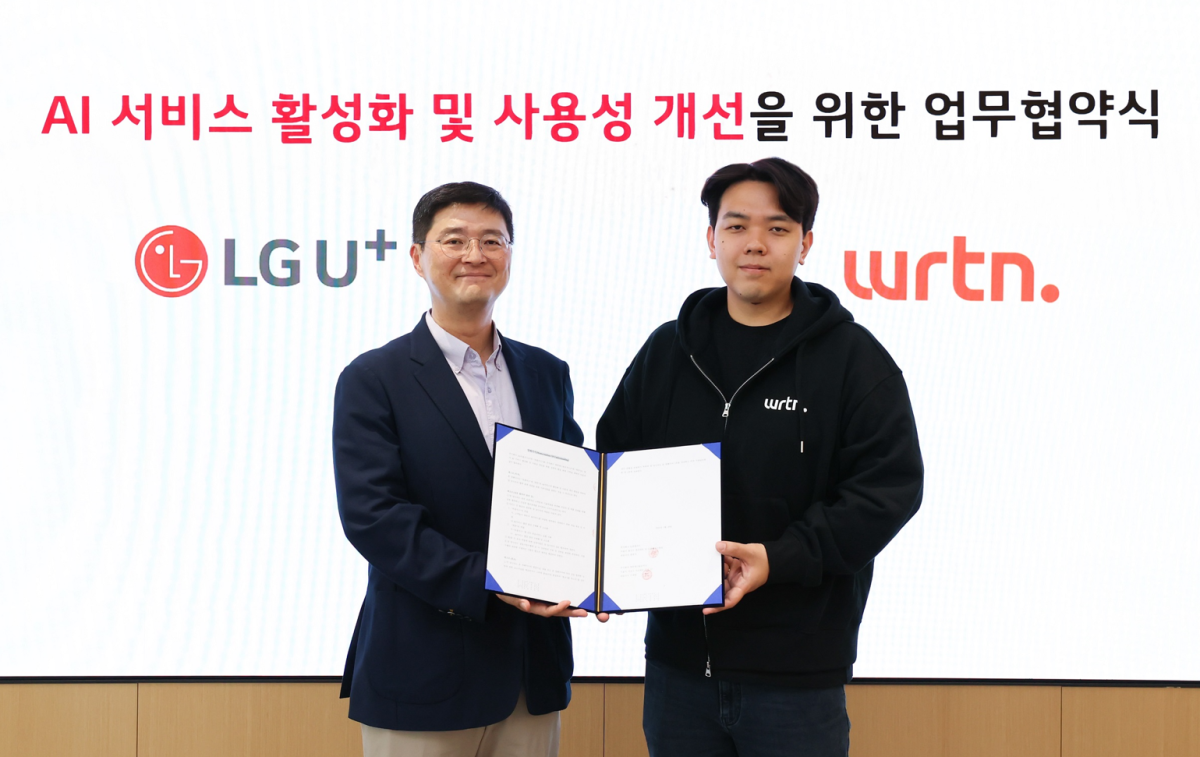 ▲LG유플러스가 인공지능(AI) 기업 뤼튼테크놀로지스와 AI 서비스를 위한 업무협약(MOU)을 체결했다고 29일 밝혔다. 사진은 지난 28일 서울 용산 LG유플러스 사옥에서 진행한 업무협약식에서 이재원 LG유플러스 컨슈머부문장(왼쪽)과 이세영 뤼튼 대표가 기념촬영을 하는 모습.  (사진제공=LG유플러스)