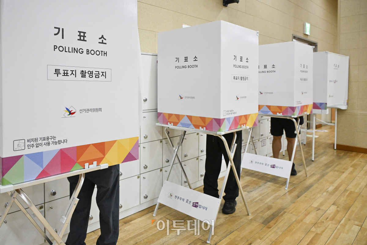 ▲제21대 대통령 선거 사전투표가 시작된 29일 서울 마포구 용강동주민센터에 마련된 용강동 사전투표소에서 시민들이 사전투표를 하고 있다. 사전투표는 이날부터 30일까지 이틀간 오전 6시부터 오후 6시까지 실시된다. 본투표는 내달 3일에 실시된다. 조현호 기자 hyunho@