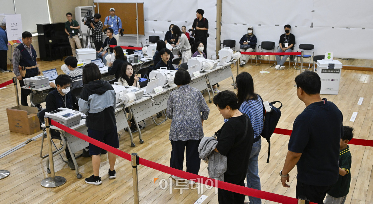 ▲제21대 대통령 선거 사전투표가 시작된 29일 서울 마포구 용강동주민센터에 마련된 용강동 사전투표소에서 시민들이 사전투표를 하기 위해 줄을 서서 대기하고 있다. 사전투표는 이날부터 30일까지 이틀간 오전 6시부터 오후 6시까지 실시된다. 본투표는 내달 3일에 실시된다. 조현호 기자 hyunho@