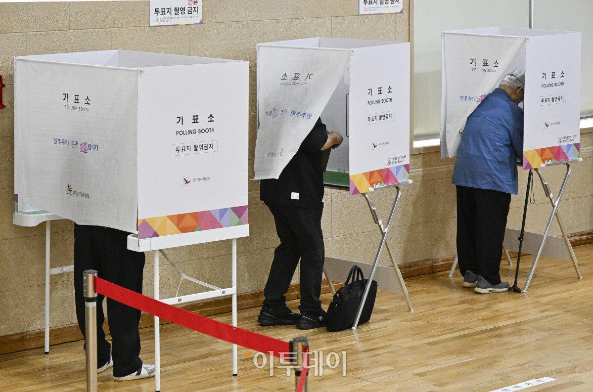 ▲제21대 대통령 선거 사전투표가 시작된 29일 서울 마포구 용강동주민센터에 마련된 용강동 사전투표소에서 시민들이 사전투표를 하고 있다. 사전투표는 이날부터 30일까지 이틀간 오전 6시부터 오후 6시까지 실시된다. 본투표는 내달 3일에 실시된다. 조현호 기자 hyunho@