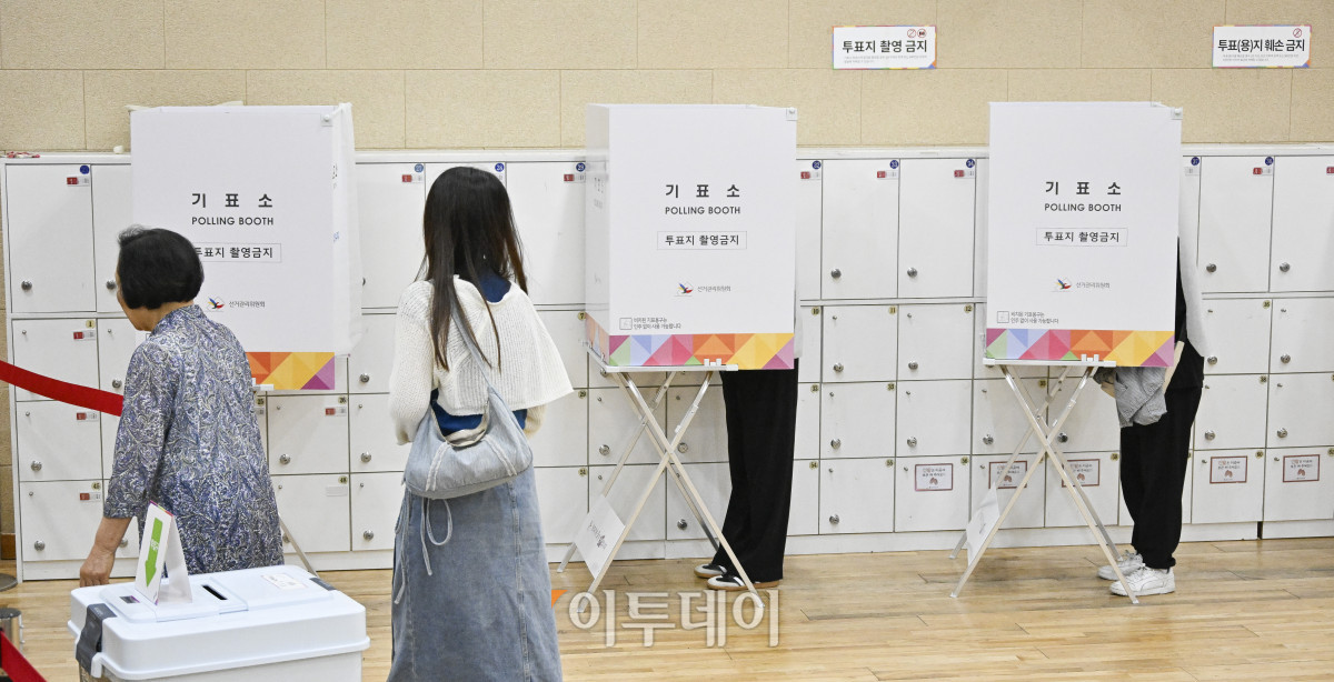 ▲제21대 대통령 선거 사전투표가 시작된 29일 서울 마포구 용강동주민센터에 마련된 용강동 사전투표소에서 시민들이 사전투표를 하고 있다. 사전투표는 이날부터 30일까지 이틀간 오전 6시부터 오후 6시까지 실시된다. 본투표는 내달 3일에 실시된다. 조현호 기자 hyunho@