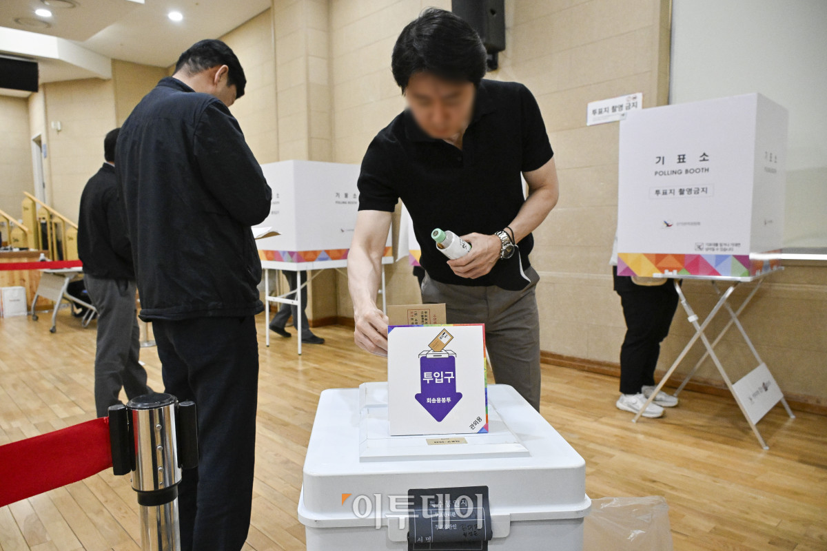 ▲제21대 대통령 선거 사전투표가 시작된 29일 서울 마포구 용강동주민센터에 마련된 용강동 사전투표소에서 관외투표자들이 투표 후 회송용 봉투에 봉합한 투표지를 투표함에 넣고 있다. 사전투표는 이날부터 30일까지 이틀간 오전 6시부터 오후 6시까지 실시된다. 본투표는 내달 3일에 실시된다. 조현호 기자 hyunho@