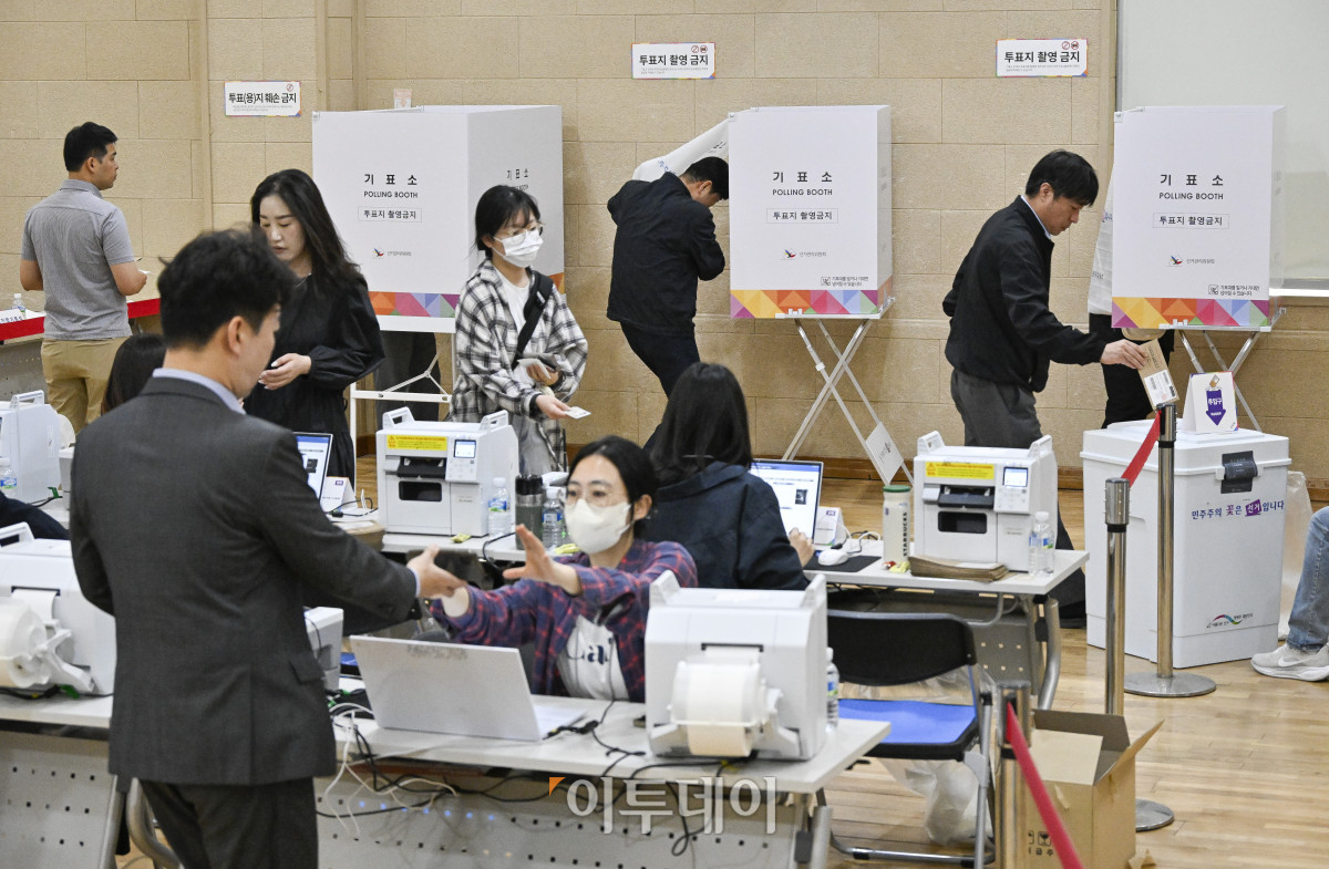 ▲제21대 대통령 선거 사전투표가 시작된 29일 서울 마포구 용강동주민센터에 마련된 용강동 사전투표소에서 시민들이 사전투표를 하고 있다. 사전투표는 이날부터 30일까지 이틀간 오전 6시부터 오후 6시까지 실시된다. 본투표는 내달 3일에 실시된다. 조현호 기자 hyunho@