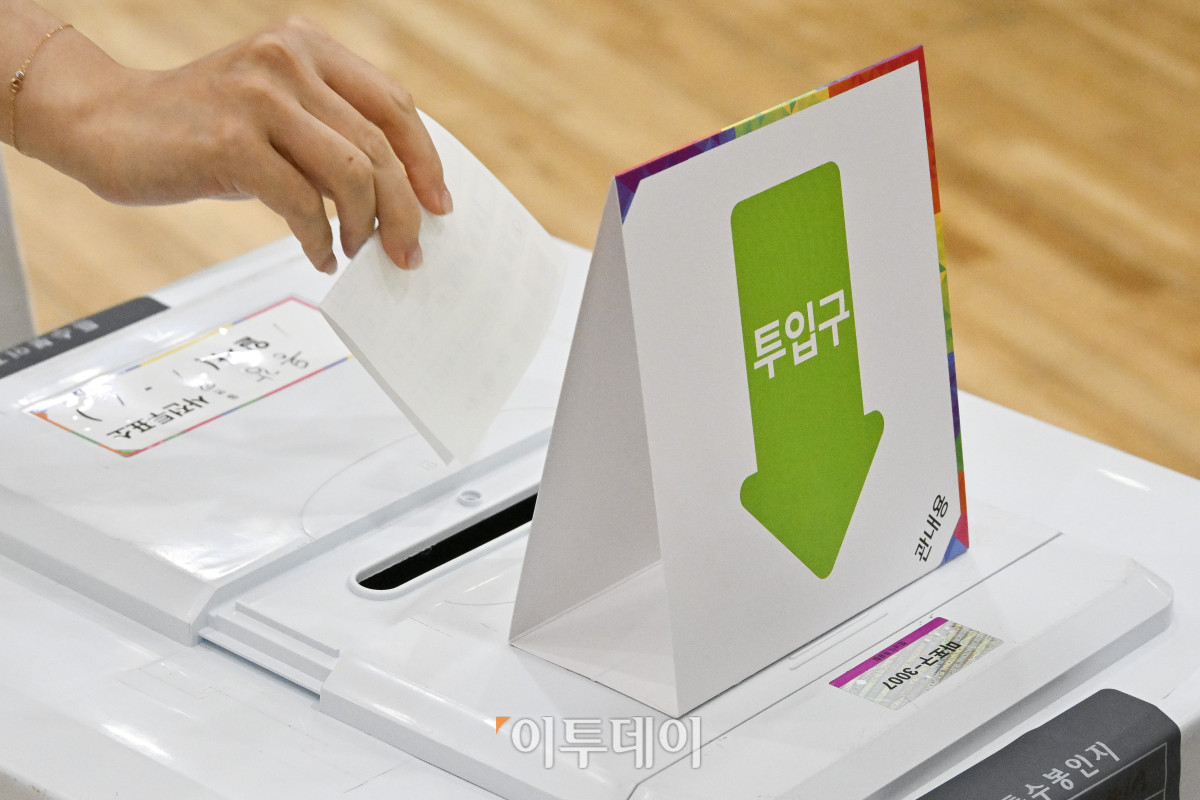 ▲제21대 대통령 선거 사전투표가 시작된 29일 서울 마포구 용강동주민센터에 마련된 용강동 사전투표소에서 시민들이 사전투표를 하고 있다. 사전투표는 이날부터 30일까지 이틀간 오전 6시부터 오후 6시까지 실시된다. 본투표는 내달 3일에 실시된다. 조현호 기자 hyunho@