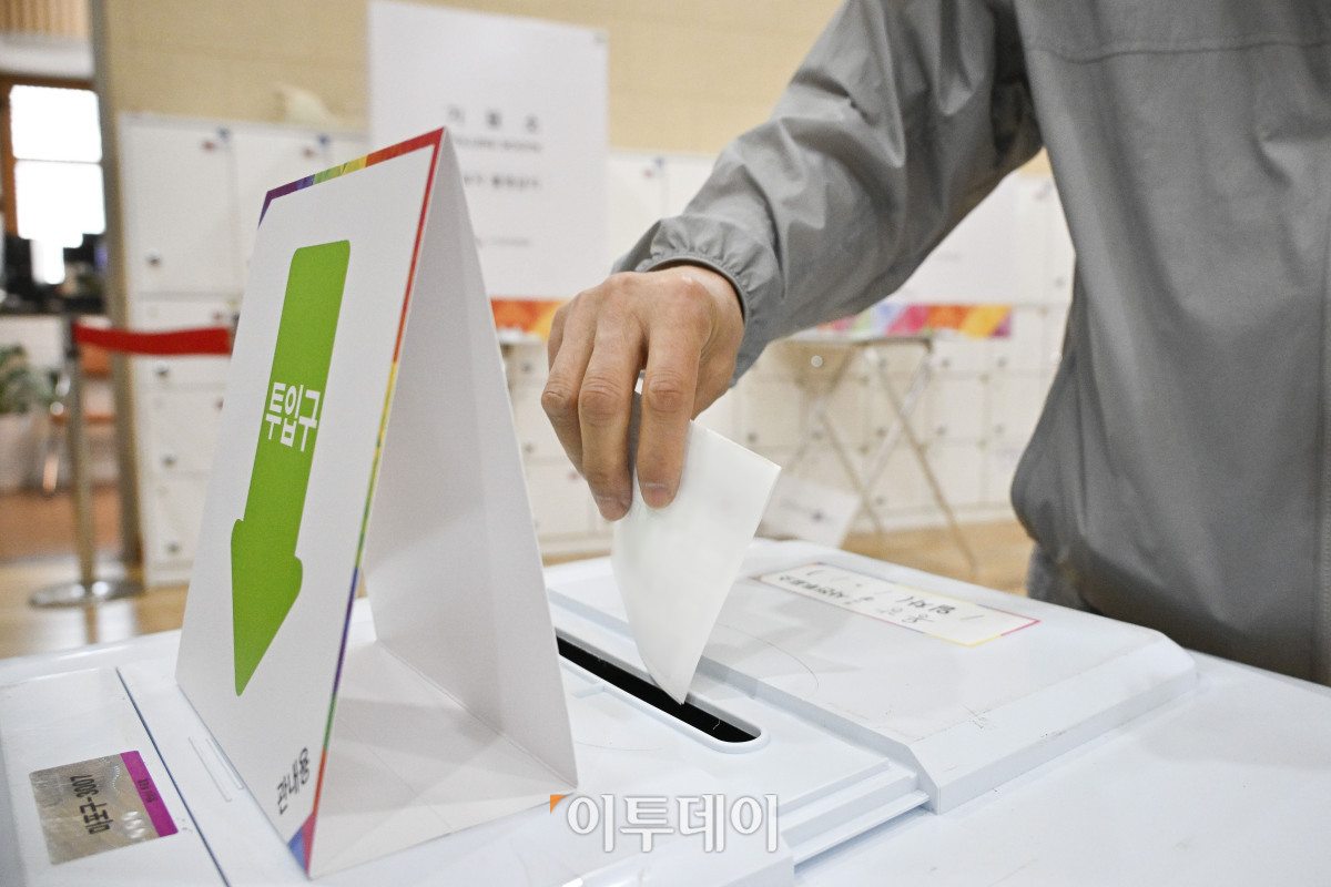 ▲제21대 대통령 선거 사전투표가 시작된 29일 서울 마포구 용강동주민센터에 마련된 용강동 사전투표소에서 시민들이 사전투표를 하고 있다. 사전투표는 이날부터 30일까지 이틀간 오전 6시부터 오후 6시까지 실시된다. 본투표는 내달 3일에 실시된다. 조현호 기자 hyunho@