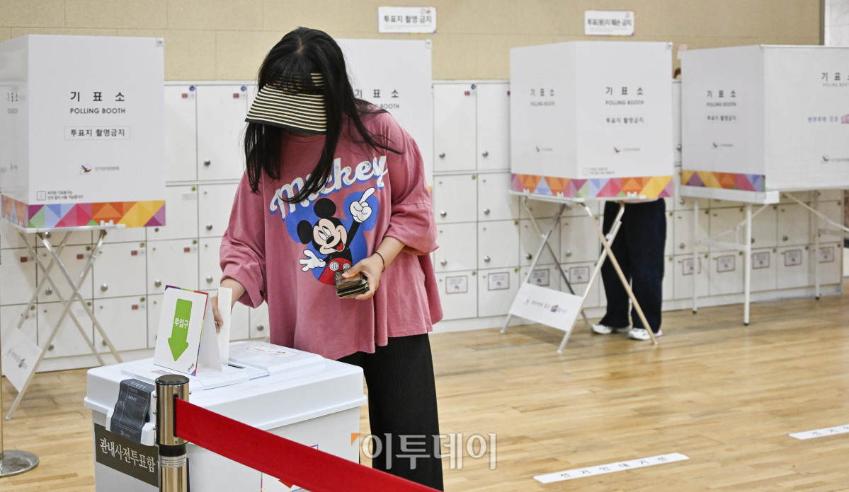 ▲제21대 대통령 선거 사전투표가 시작된 29일 서울 마포구 용강동주민센터에 마련된 용강동 사전투표소에서 시민들이 사전투표를 하고 있다. 사전투표는 이날부터 30일까지 이틀간 오전 6시부터 오후 6시까지 실시된다. 본투표는 내달 3일에 실시된다. 조현호 기자 hyunho@