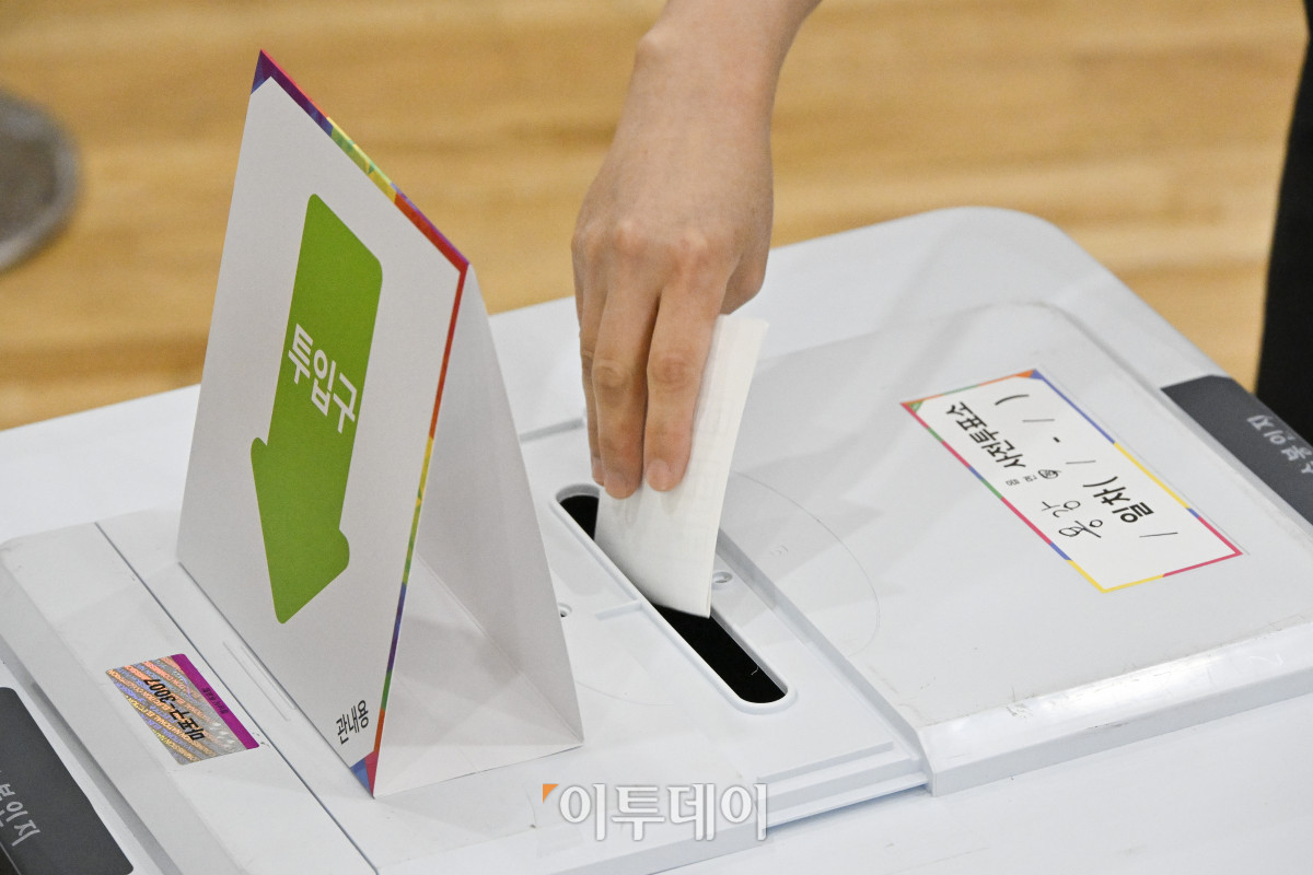 ▲제21대 대통령 선거 사전투표가 시작된 29일 서울 마포구 용강동주민센터에 마련된 용강동 사전투표소에서 시민들이 사전투표를 하고 있다. 사전투표는 이날부터 30일까지 이틀간 오전 6시부터 오후 6시까지 실시된다. 본투표는 내달 3일에 실시된다. 조현호 기자 hyunho@