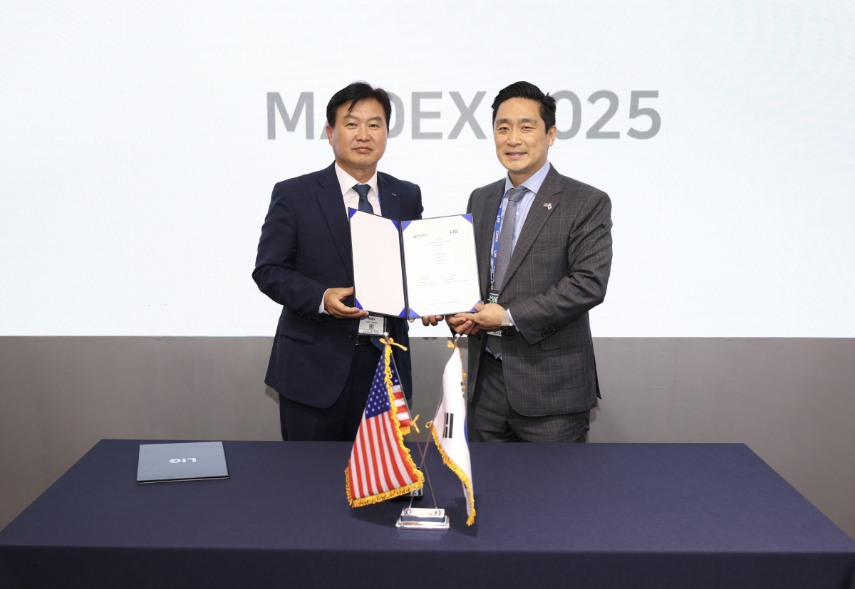 ▲박태식 LIG넥스원 미사일시스템사업부문장(좌측)과 마이크 민 레이시온 인도태평양 사업개발 부사장(우측)이 28일 국제해양방위산업전(MADEX 2025) 현장에서 RAM Block-Ⅱ 기술협력생산(TCP) 협력 업무협약(MOU)을 체결한 후 기념사진을 촬영하고 있다. (사진= LIG넥스원)