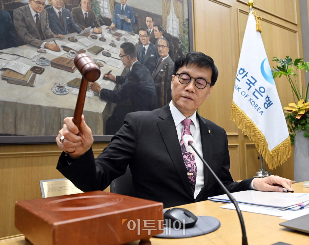 ▲이창용 한국은행 총재가 29일 서울 중구 한국은행 본관에서 열린 금융통화위원회 본회의에서 의사봉을 두드리며 개회 선언을 하고 있다. 사진공동취재단
