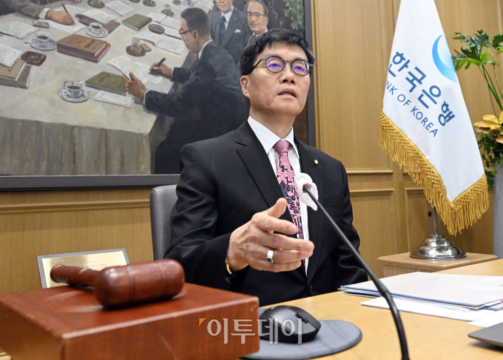 ▲이창용 한국은행 총재가 29일 서울 중구 한국은행 본관에서 열린 금융통화위원회 본회의에서 의사봉을 두드리며 개회 선언을 하고 있다. 사진공동취재단