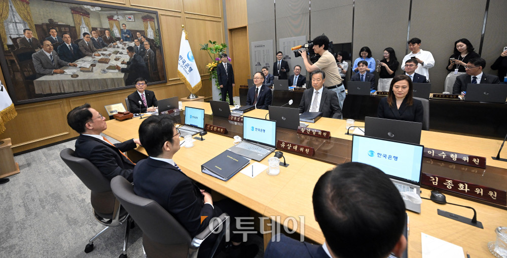 ▲이창용 한국은행 총재가 29일 서울 중구 한국은행 본관에서 열린 금융통화위원회 본회의에서 의사봉을 두드리며 개회 선언을 하고 있다. 사진공동취재단