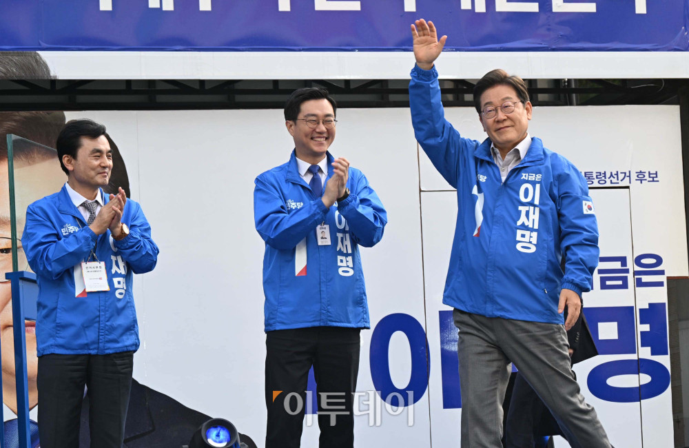 ▲이재명 더불어민주당 대선후보가 28일 서울 성동구 왕십리역 광장에서 유권자들에게 인사하고 있다. 사진=신태현 기자 holjjak@