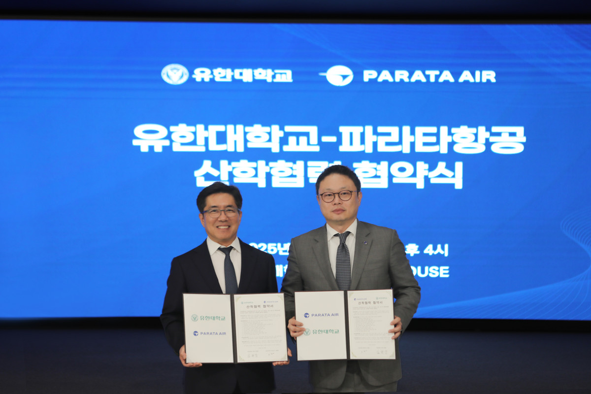 ▲28일 유한대학교에서 진행된 '파라타항공-유한대학교 산학협력 협약식'에서 윤철민 파라타항공 대표(오른쪽)와 김현중 유한대학교 총장이 기념 촬영을 하고 있다. (사진=파라타항공)