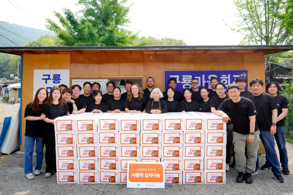 ▲JTI코리아 임직원들이 27일 서울 강남구 구룡마을 일대에서 취약계층을 위한 김장 봉사활동을 진행하고 기념사진을 찍고 있다. (사진제공=JTI코리아)