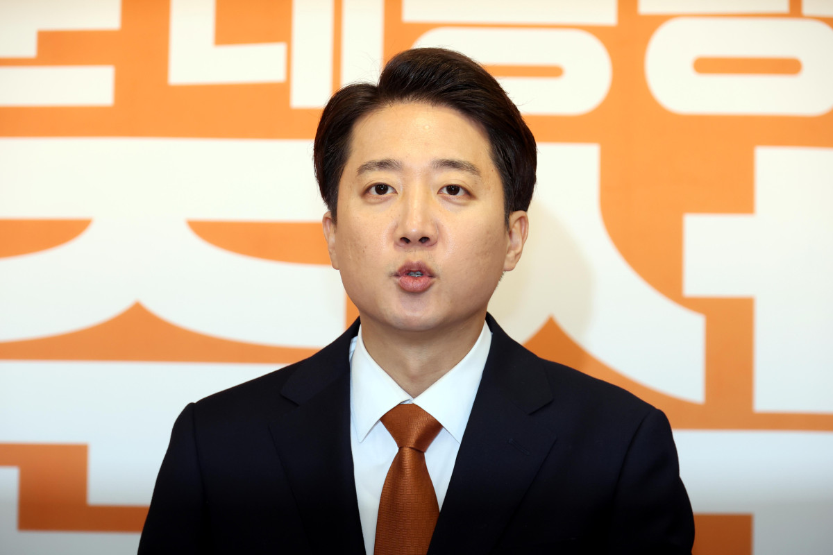 ▲이준석 개혁신당 대선후보가 29일 오전 서울 여의도 국회에서 열린 TV토론 당시 여성 신체 부위 언급에 대한 입장과 이재명 더불어민주당 후보 아들 의혹에 대한 긴급 기자회견에서 취재진의 질문에 답변하고 있다. 2025.05.29. (뉴시스)